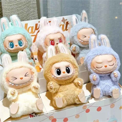 Labubu PVC Figura (Sedeća Edicija) – Replika Popmart Dizajn